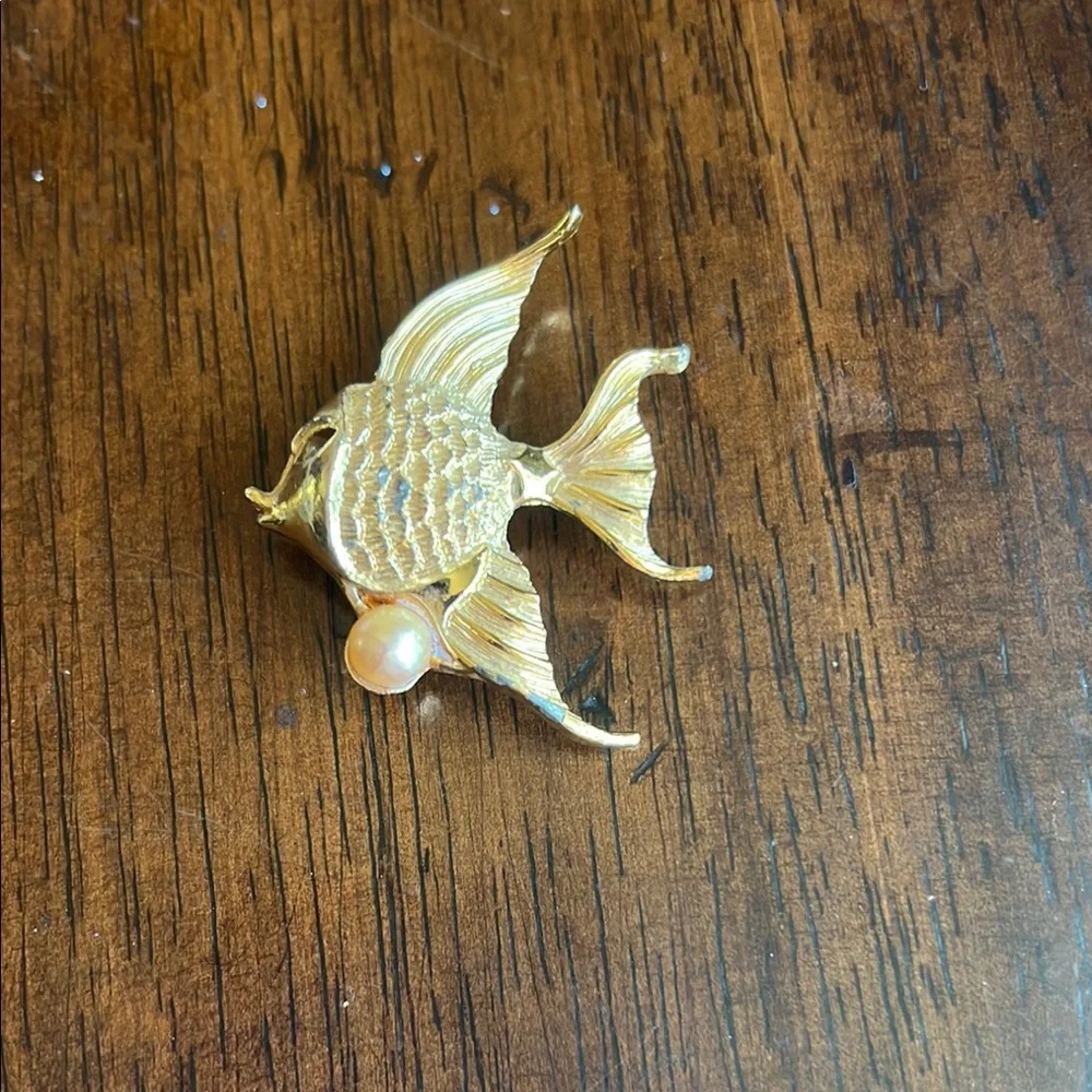 Vintage Elegant Gold Fish Brooch with Pearl